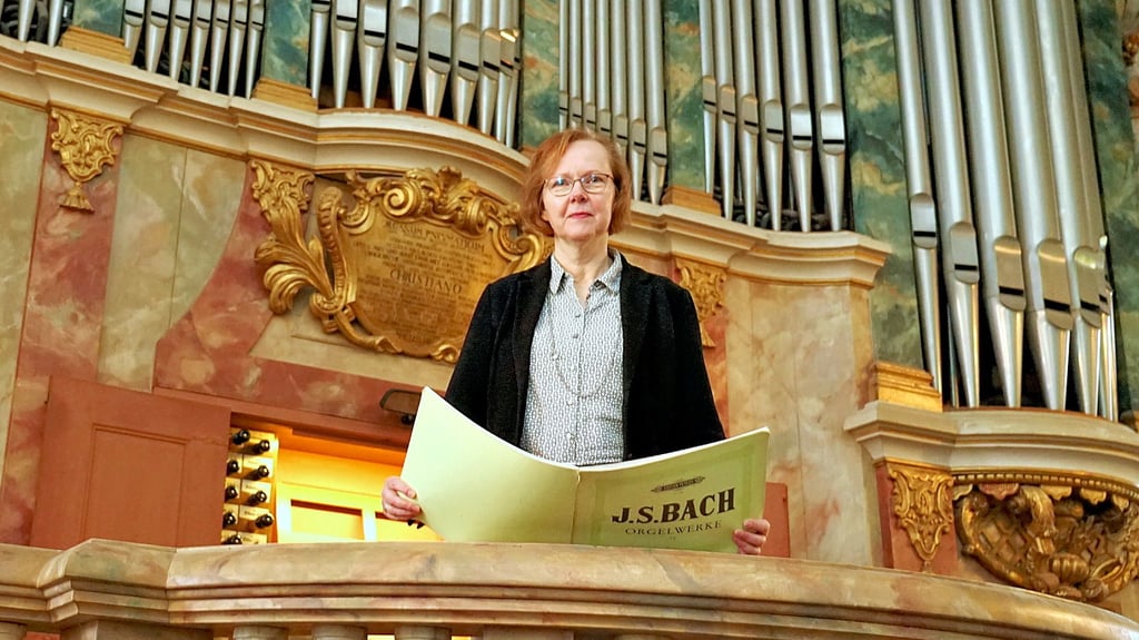 Martina Pohl vor der barocken Hildebrandt-Orgel in der St. Jacobi-Kirche in Sangerhausen.