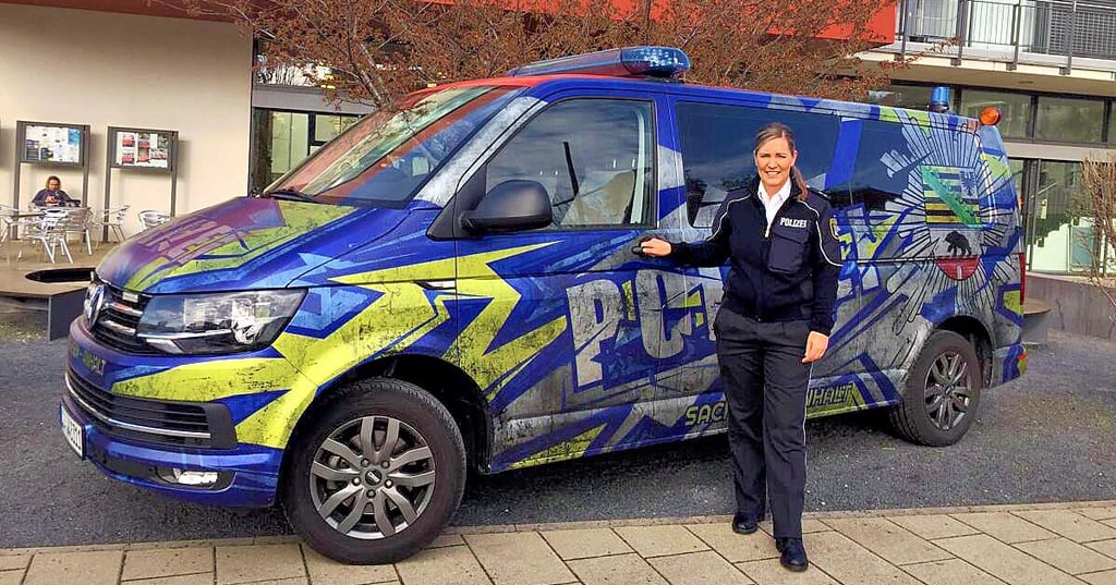 Bettina Moosbauer mit dem Show-Car der Polizei.