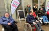 Rollstuhlfahrer testen Halberstadt auf Barrierefreiheit.