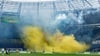 Fans von Braunschweig feuern Pyrotechnik ab.