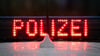 Der Schriftzug „Polizei“ auf einem Polizeiwagen.