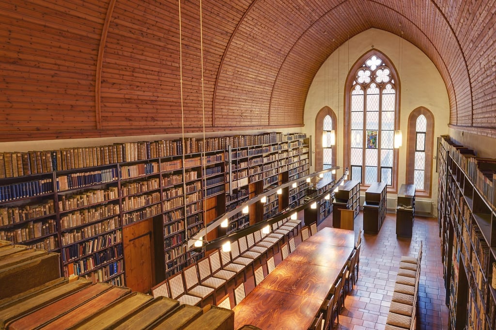Blick in den Lesesaal des Evangelischen Ministeriums Erfurt.