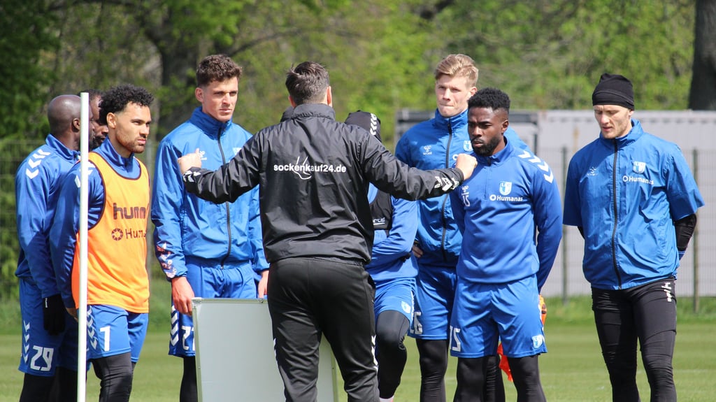 Leon Bell Bell, Xavier Amaechi und Andi Hoti vom 1. FC Magdeburg beim Training am Donnerstag vor dem wegweisenden Spiel gegen den VfL Osnabrück.