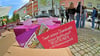Die Papphocker auf dem Markt fallen auf. Am Donnerstag gehörten sie zum Straßenbild der Ascherslebener Innenstadt. 