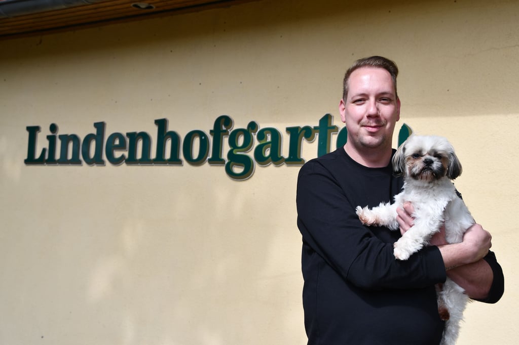 Andy Jahn aus Gardelegen, hier mit seinem kleinen Pepe, ist der neue Pächter des Gardelegener Lindenhofgartens.
