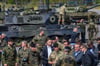 Bundesverteidigungsminister Boris Pistorius (SPD/3. v. r.) 2023 bei seinem Besuch im Gefechtsübungszentrum beim Gespräch mit Soldaten.