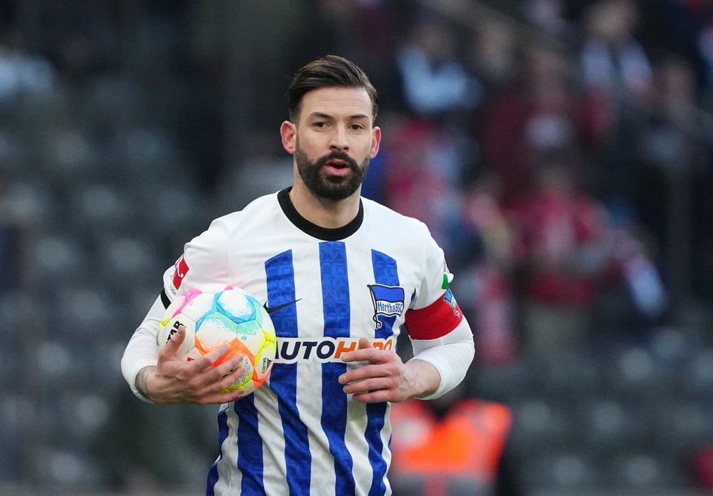 Herthas Marvin Plattenhardt hat den Ball im Arm.