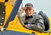 Lässig mit Lederjacke, Basecap und Sonnenbrille sitzt Hans Bertram in seinem Doppeldecker. Fliegen ist die Leidenschaft des 91-Jährigen.