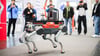 Ein Roboter für Such- und Rettungsmaßnahmen der Firmen inMotion Robotic und Deep Robotics läuft bei der Hannover Messe 2024 durch die Messehalle 5.