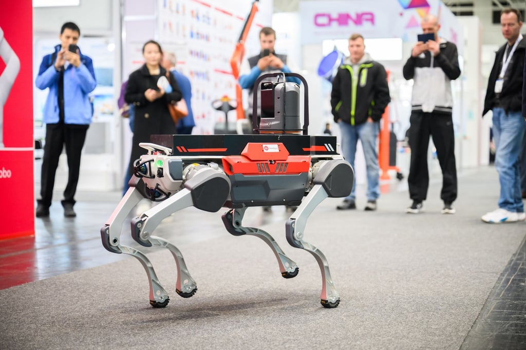 Ein Roboter für Such- und Rettungsmaßnahmen der Firmen inMotion Robotic und Deep Robotics läuft bei der Hannover Messe 2024 durch die Messehalle 5.
