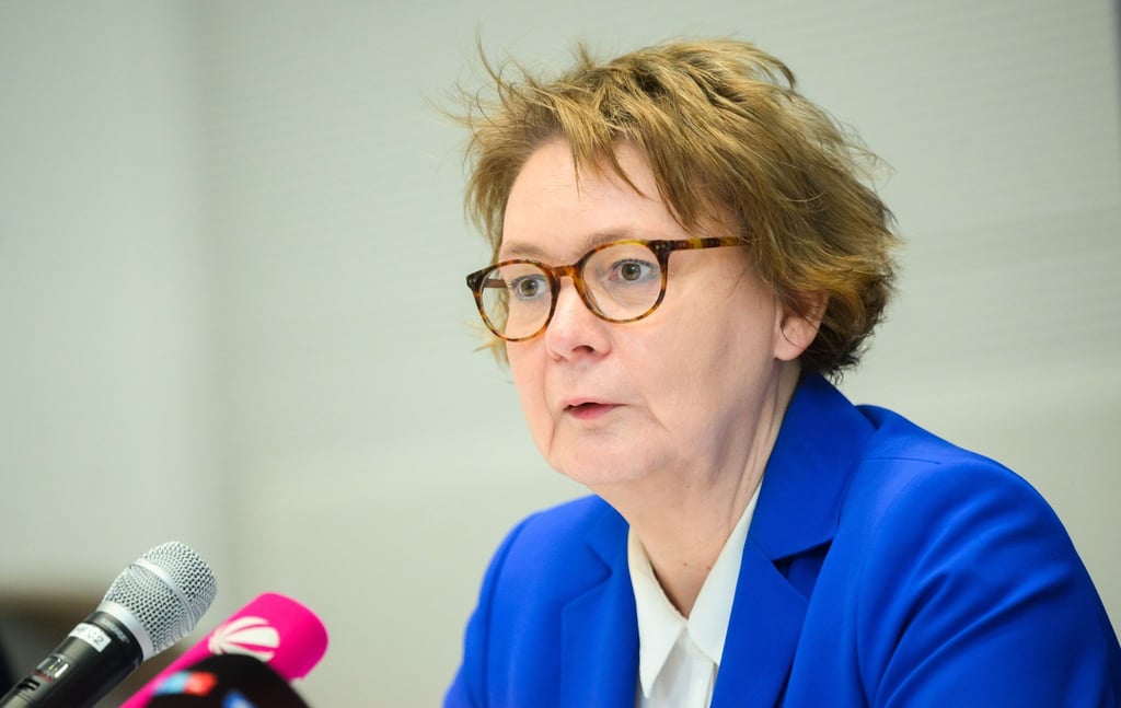 Daniela Behrens (SPD), Innenministerin, stellt bei einer Pressekonferenz die Polizeiliche Kriminalstatistik 2023 für Niedersachsen vor.