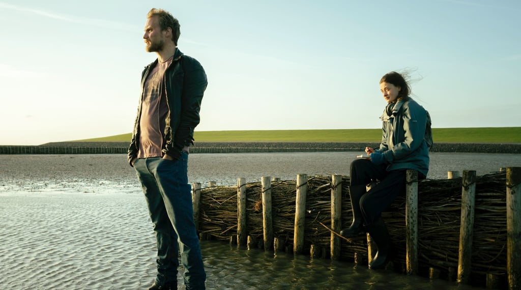 Iven (Anton Spieker, l) möchte Wienke (Philine Schmölzer, r) vor der Wahrheit beschützen. Eine Szene aus „Die Flut – Tod am Deich“.