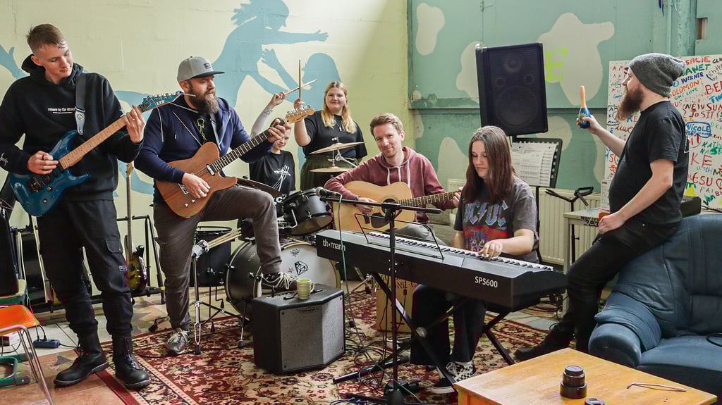 Musik wird im Haldensleber Jugendfreizeitzentrum "Der Club" groß geschrieben. Darum macht auch Michel „Maixi“ Helmecke (3. v. r.) dort gemeinsam mit Jugendlichen und jungen Erwachsenen Musik.