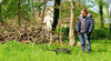 Öko-Landwirt Maik Liebe steht neben dem Kadaver eines der acht getöteten Kamerunschafe. Im Hintergrund befindet sich Burgkemnitz’ Kita.