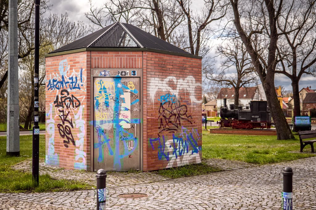 Dank des bestätigten Haushalts kann Gommern auch die Aufhübschung der öffentlichen Toilette am Bahnhof in Angriff nehmen.