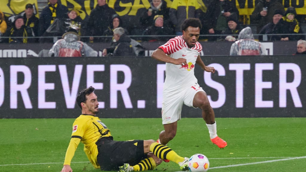 Dortmunds Mats Hummels (l.) und Leipzigs Lois Openda in Aktion.