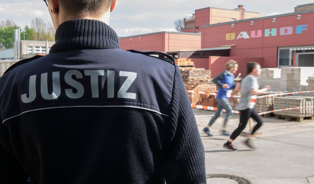 Eine Justizangestellte beobachtet die Teilnehmer am 10-Kilometer Lauf in der Justiz-Vollzugsanstalt (JVA) Plötzensee.