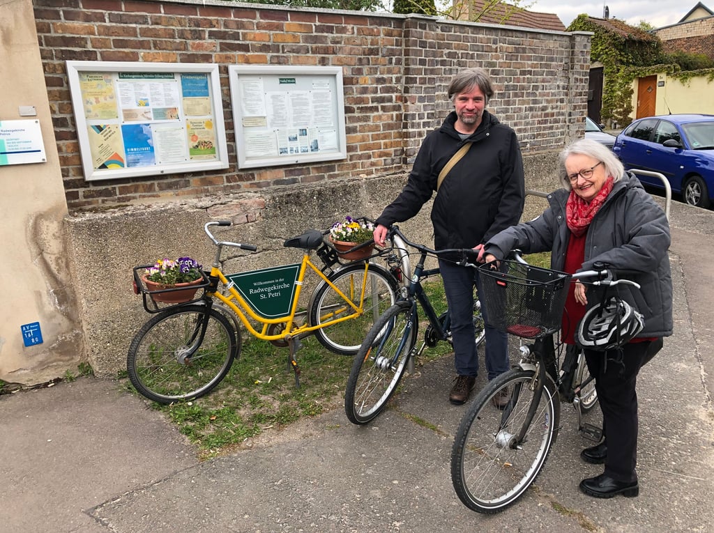 Radwegekirche Wörmlitz : Pfarrer Olaf Wisch und Gemeindekirchenratsvorsitzende Juliane Claus setzen ebenfalls auf das Fahrrad.
