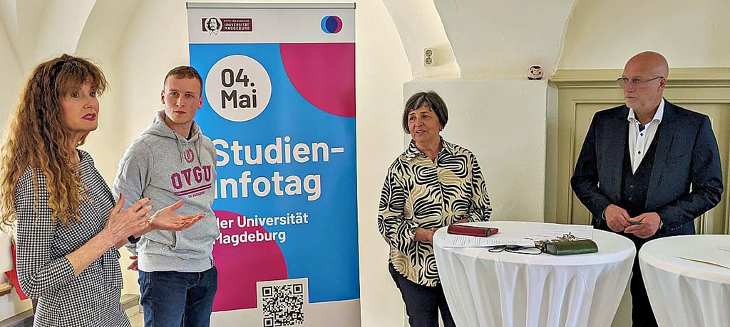 Vertreter der Internatsschule Hadmersleben und der Otto-von-Guericke- Universität besiegeln einen Kooperationsvertrag.