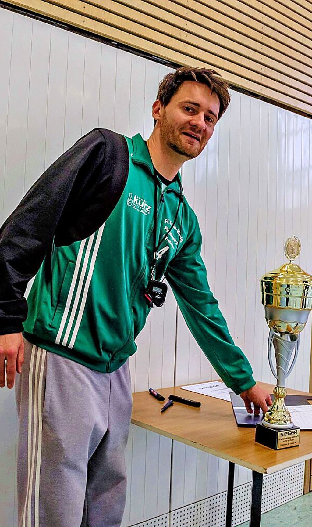 Cheforganisator Florian Freihube zeigt den Wanderpokal.