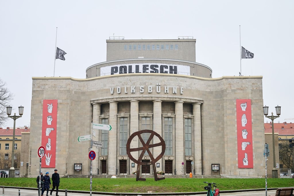 „Pollesch“ steht auf dem Banner, das über der Volksbühne aufgehängt ist.