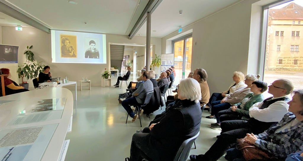 Das linke Foto in der Projektion in der Gedenkstätte Lichtenburg zeigt Emmie Arbel 1942 vor der Deportation, das zweite 1945 oder 1946, aufgenommen in einem Waisen- oder Krankenhaus. Sie hatte Tuberkulose.