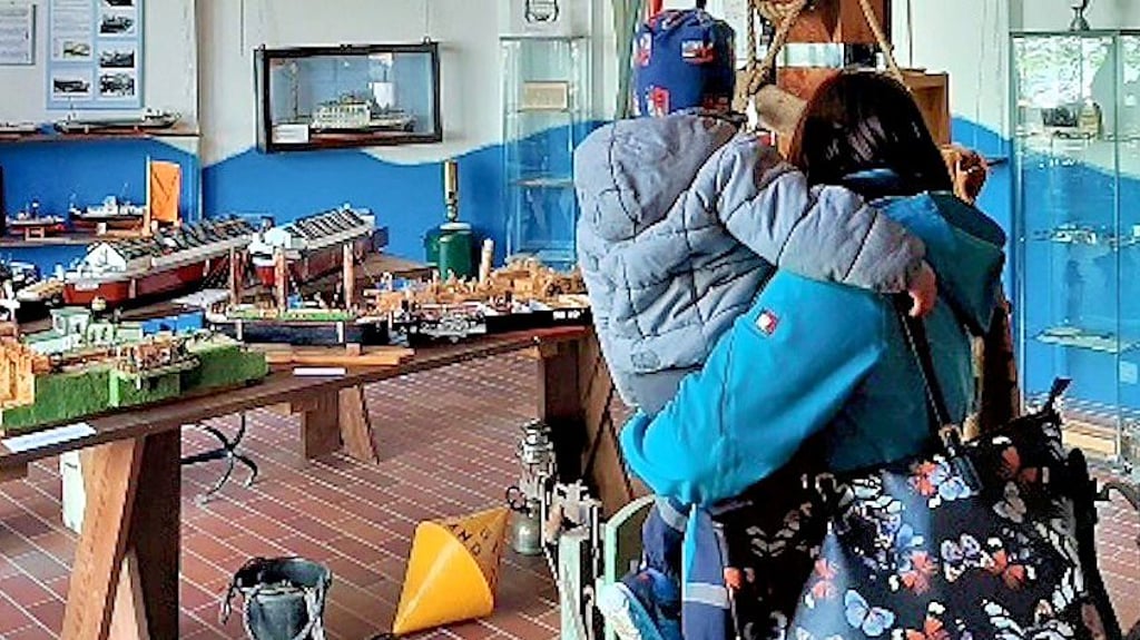 Beim Rundgang durch die „Schifferscheune“ konnten sich die Besucher ein Bild von der Schifffahrt in alten Zeiten machen.