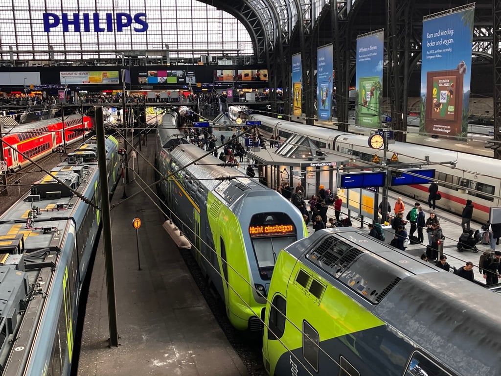 Bei einem Bahnunglück am Hamburger Hauptbahnhof sind am Freitagnachmittag sechs Menschen verletzt worden.