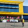 Vor der Magdeburger Ikea-Filiale streiken erneut Mitarbeiter des Einrichtungshauses und aus verschiedenen E-Centern aus der Umgebung.