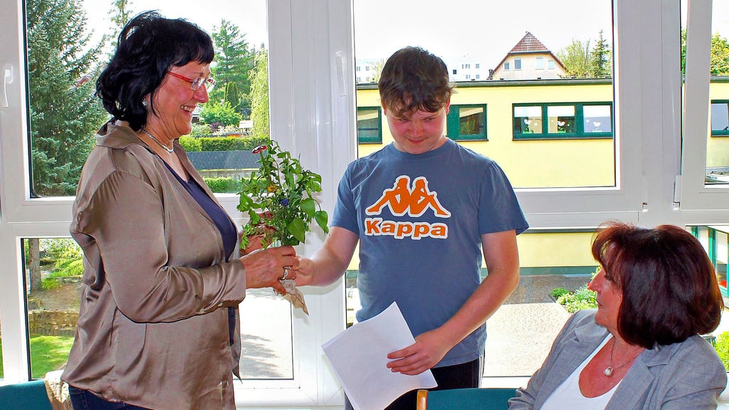 Mit einem kleinen Präsent aus der Schülerfirma erfreute Niklas Krüger Sachsen-Anhalts Bildungsministerin Eva Feußner. 