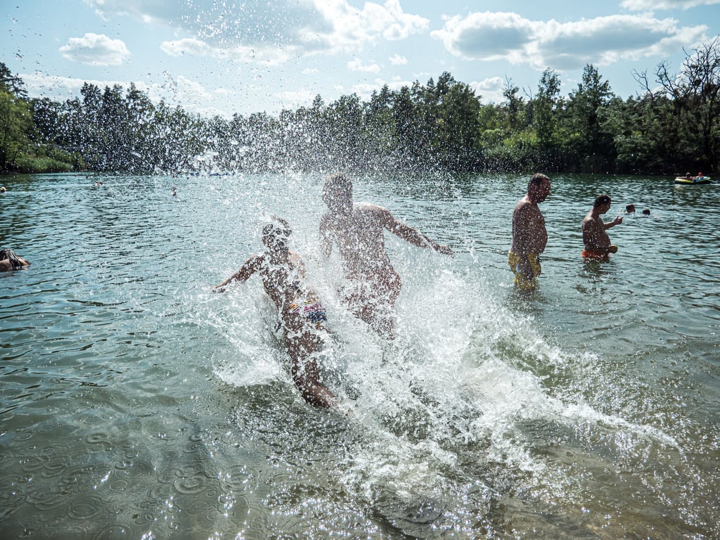 Auch in diesem Jahr können alle Besucher des Campingplatzes am Plattensee unbeschwert ins kühle Nass springen, denn Rettungsschwimmer werden ein wachsames Auge auf sie haben.