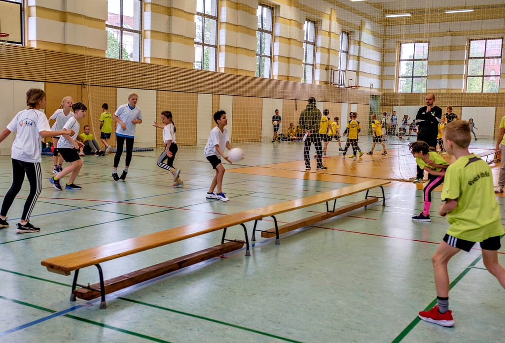 Die Kreismeisterschaften im Völkerball erlebenin Wittenberg ihre Premiere. Die Schüler haben viel Spaß.