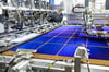 Ein Mitarbeiter von Meyer Burger überprüft die Solarzellen-Produktion im Werk in Thalheim.