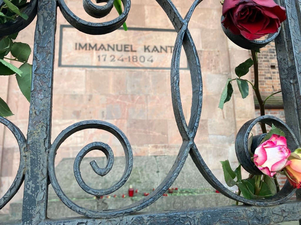 Blumen schmücken die Grabstelle von Immanuel Kant in Kaliningrad.