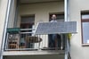 Bei sogenannten Solar-Steckeranlagen werden Solarmodule direkt am Balkon befestigt. Den Strom nutzen die Mieter direkt.