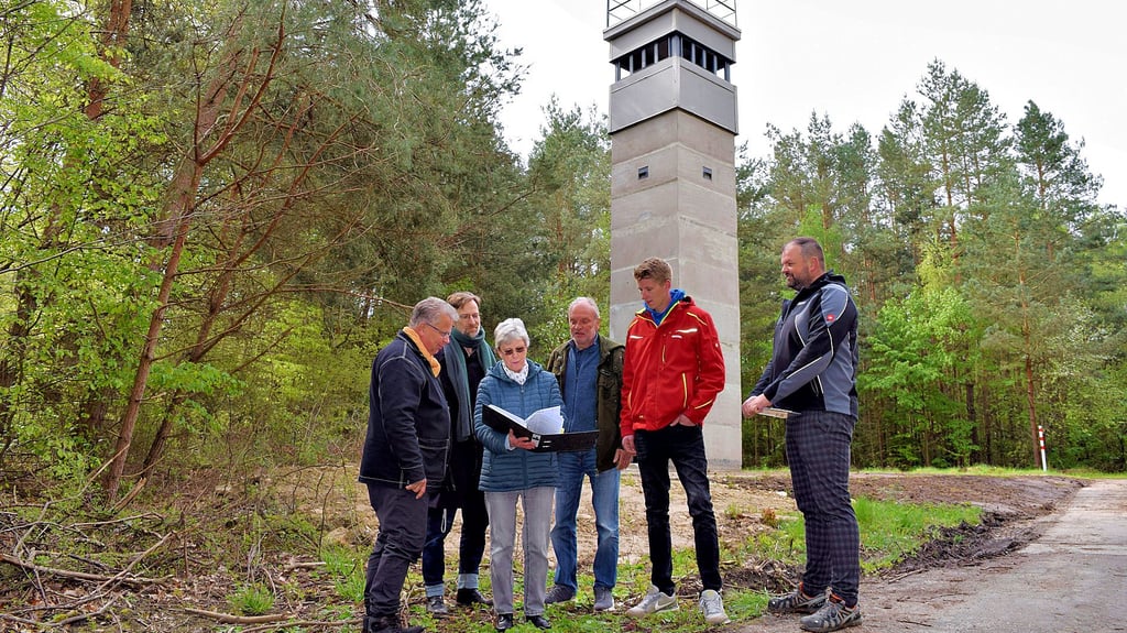 Martin Krems-Möbbeck (v.l.), Ulrich Mühe und Ilona Padeberg vom Verein für Walbecker Geschichte und Heimatpflege, Ortsbürgermeister Martin Hermann, Bauleiter Lukas Paulix und Christian Schlömer vom Planungsbüro werfen noch einen Blick in die Unterlagen vom Wiederaufbau des Grenzturms.