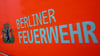 Der Schriftzug „Berliner Feuerwehr“ auf der Tür eines Feuerwehrfahrzeuges.