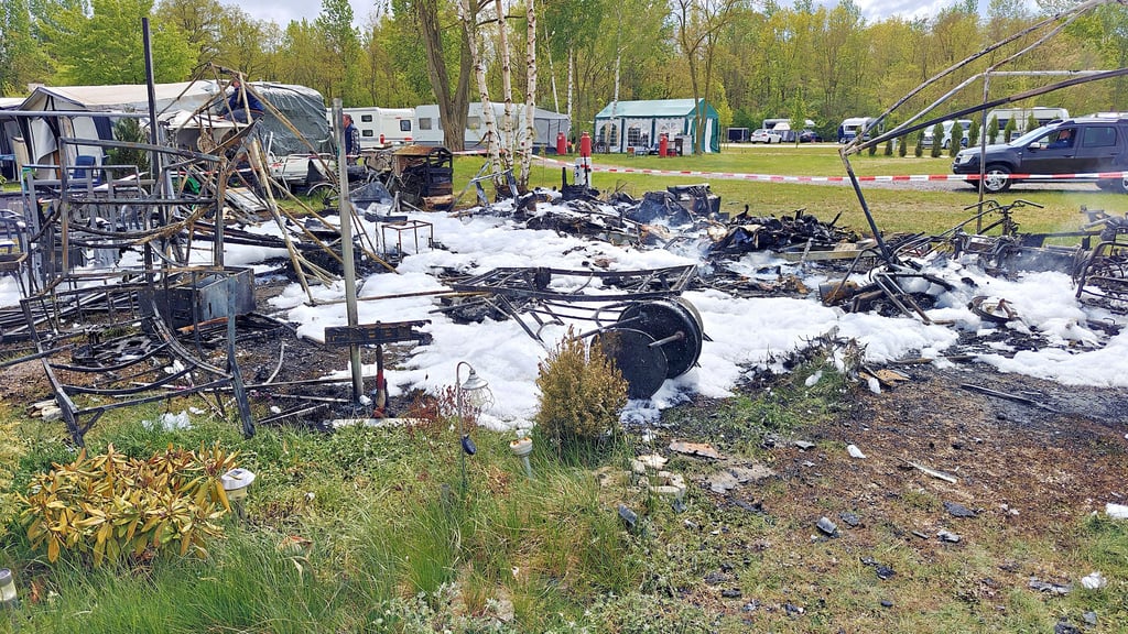 Wohnwagen , Vorzelt, Miniauto, Pavillon, Hollywood-Schaukel – alles wurde ein Raub der Flammen. Die Feuerwehr löschte mit Schaum. Der benachbarte Wohnwagen trug durch das Feuer ebenfalls einige Schäden davon.
