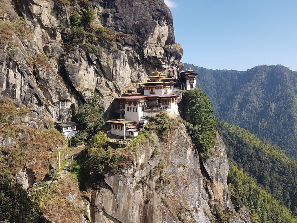 Blick auf das buddhistische Tigernest-Kloster in Bhutan: Touristen müssen nun keine Auslandsreise-Krankenversicherung nachweisen, um ins Land reisen zu können.