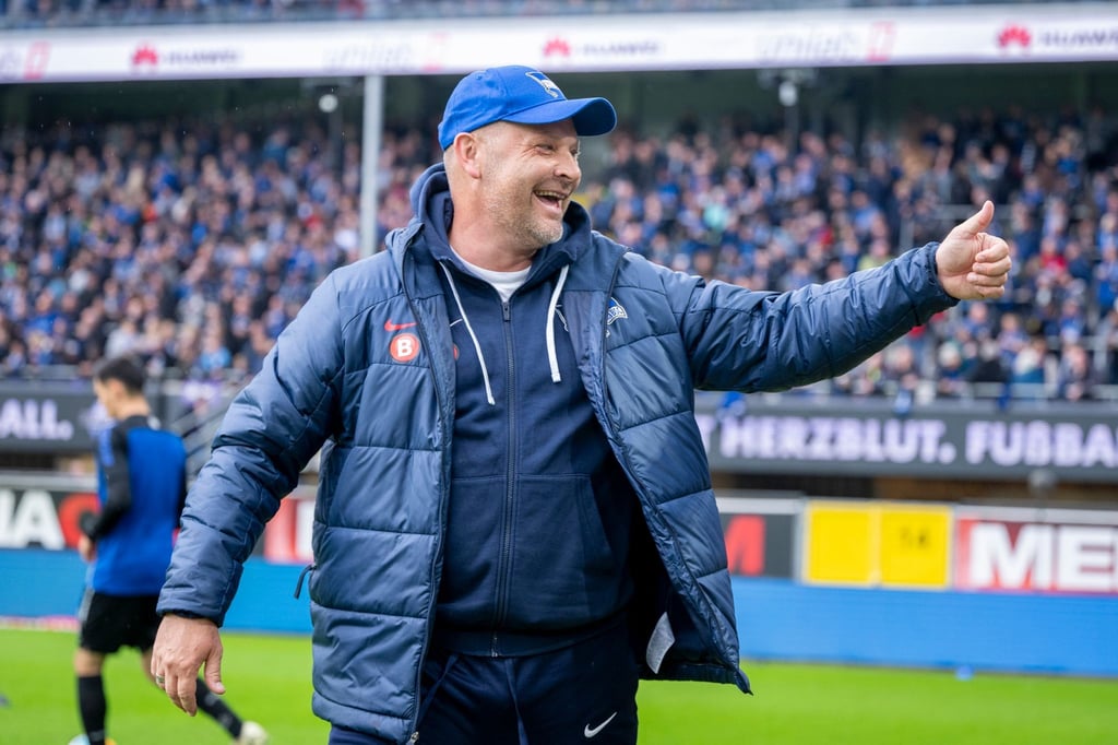 Berlins Trainer Pal Dardai betritt das Stadion.
