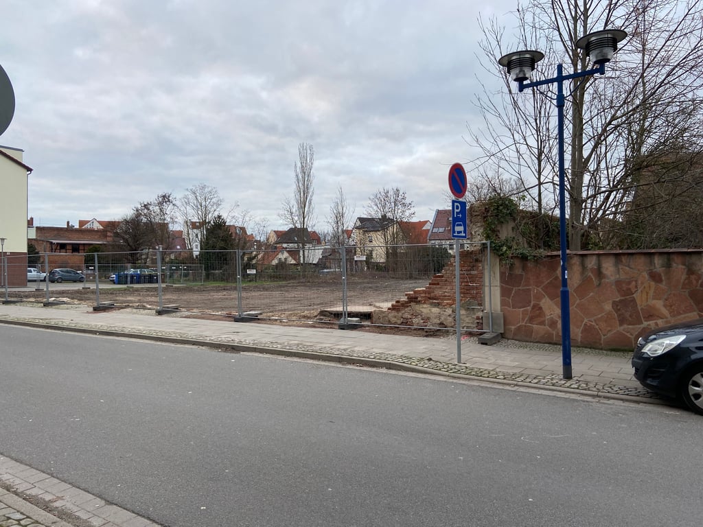 Auf diesem Gelände an der Steinstraße in Schönebeck will die Salzlandsparkasse ein moderenes Wohnhaus mit 19 Wohnungen sowie Gewerberäumen errichten. Doch das Projekt ist in Verzug geraten.