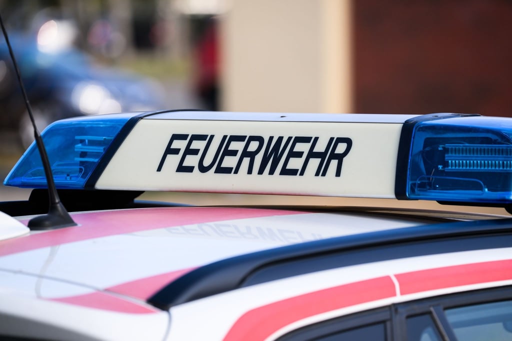 Eine Auto der Feuerwehr steht vor der Hauptfeuerwache.