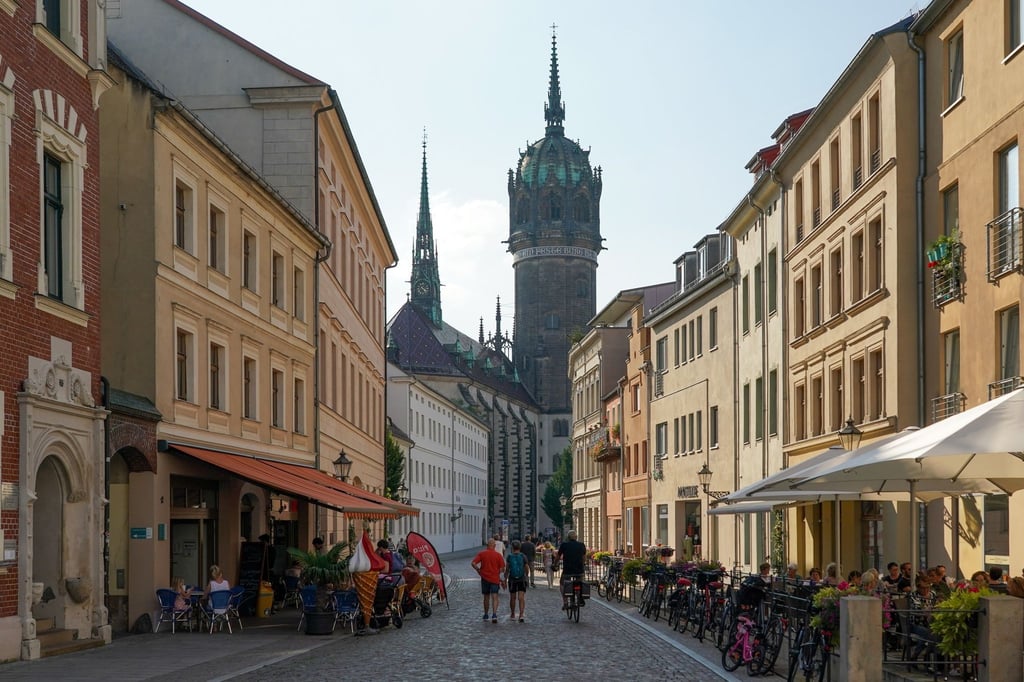 Blick zur Schlosskirche in der Innenstadt von Lutherstadt Wittenberg.