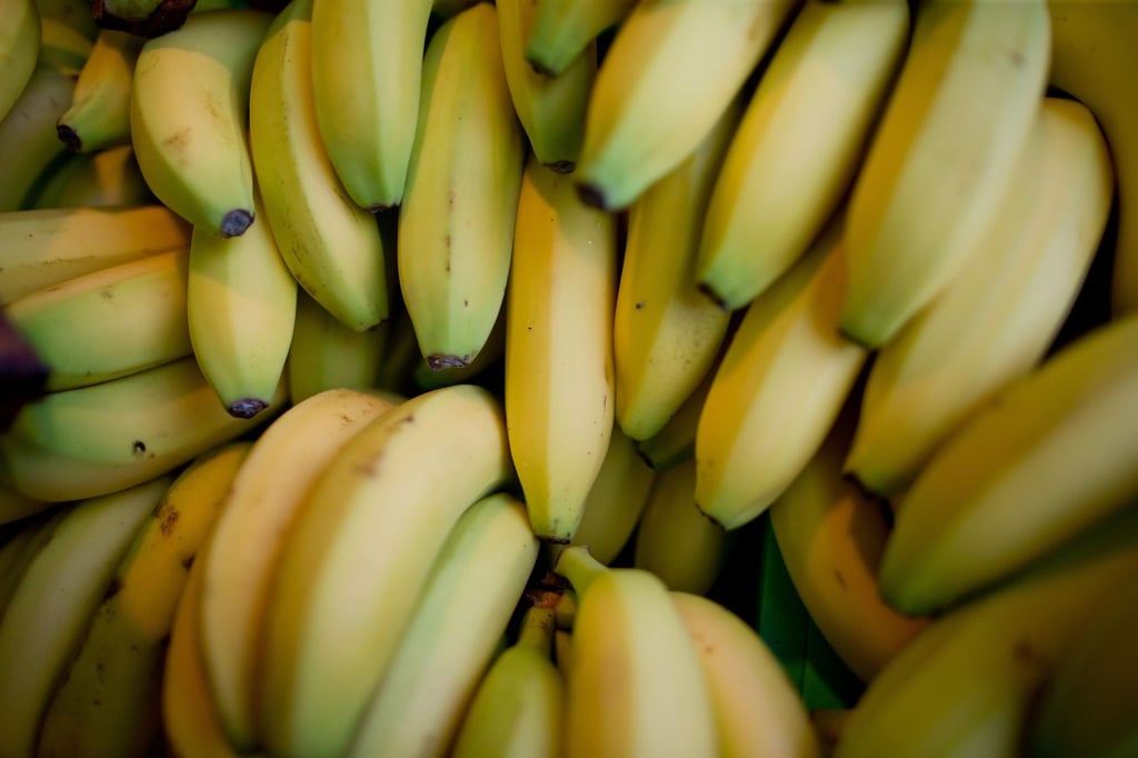 Mehrere Bananen liegen übereinander.