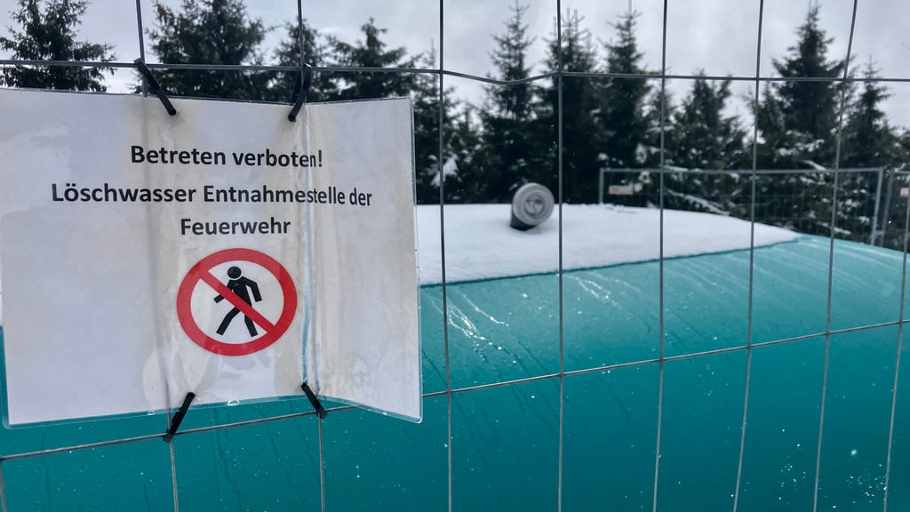 100.000 Liter fassen die Löschkissen, die an schwer zugänglichen Stellen im Nationalpark Harz platziert sind.