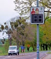 Der elektronische Geschwindigkeitsanzeiger in Menz am Ortsausgang Richtung Königsborn ist defekt und nicht mehr reparabel.