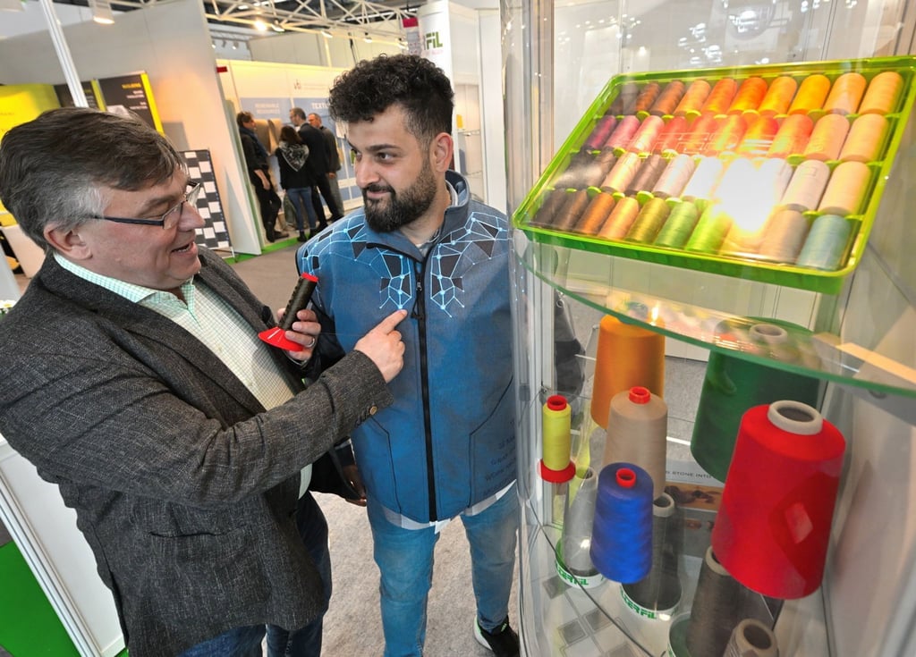 Alterfil-Chef Gosbert Amrhein (l) und Mitarbeiter Danijal Aram präsentieren eine Funktionsweste.