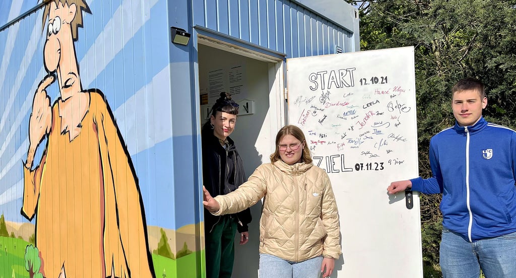 Collin Hirschel (von rechts) und Charlotte Jäger mit Laura Zimmermann, die die mobile Jugendarbeit in den Ortsteilen von Tangermünde leitet.
