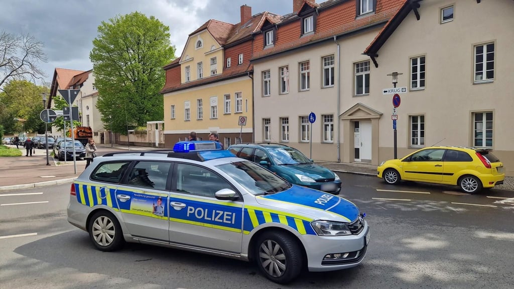 Eine Radfahrerin ist in Halle in der Kröllwitzer Straße, Höhe Talstraße, gestürzt und schwer verletzt worden.
