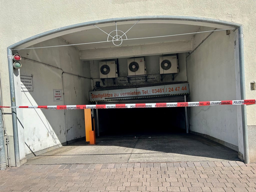 Nicht nur diese Tiefgarage in Merseburg ist nach dem Brand gesperrt, sondern ein ganzer Wohnblock.